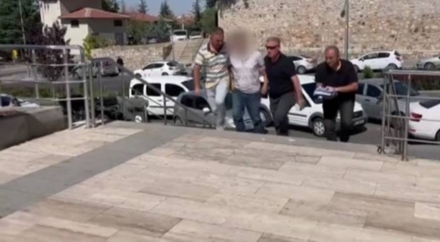 Eşini boğazından bıçakladı! Kadının durumu kritik