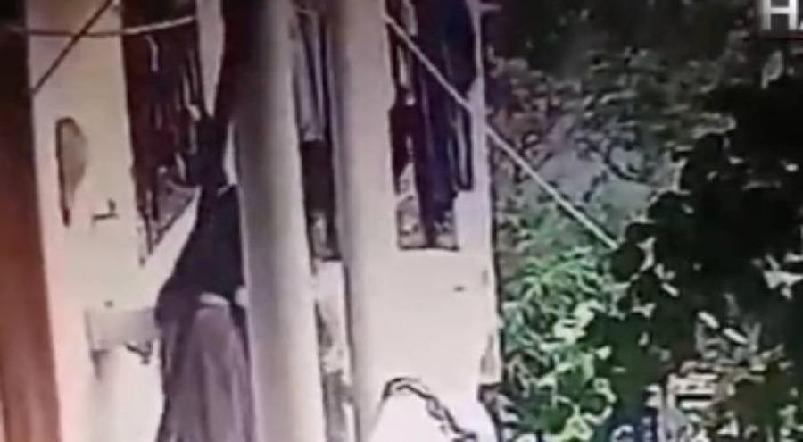 Üvey babaanne torununu balkondan attı!