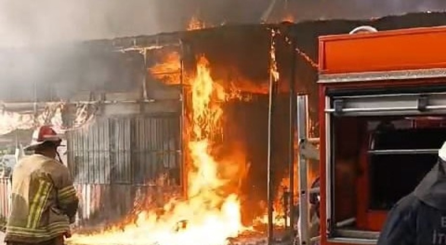 Bursa'da büfede başlayan yangın mobilya imalathanesine sıçradı