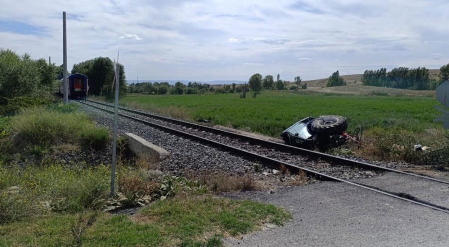 Yolcu treni traktöre çarptı!