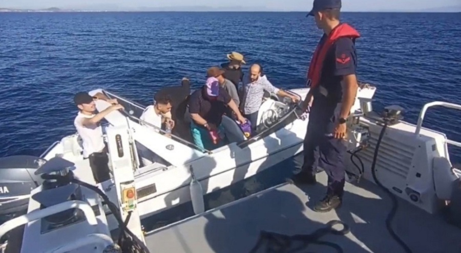 Ayvalık'ta 20 kaçak göçmen kurtarıldı