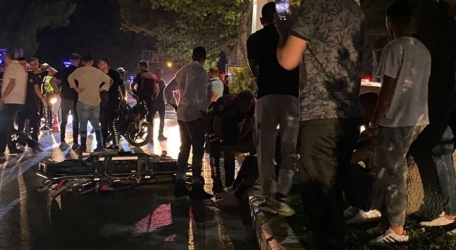 Refüje çarpan motosikletteki 2 kişi öldü