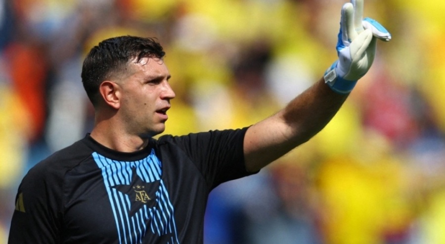 Arjantin'in çılgın kalecisi Emiliano Martinez kameraya saldırdı!