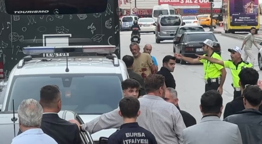 Bursa'da cadde üzerinde defalarca kendini bıçakladı!