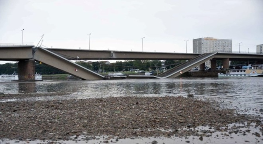 Almanya'da köprü çöktü