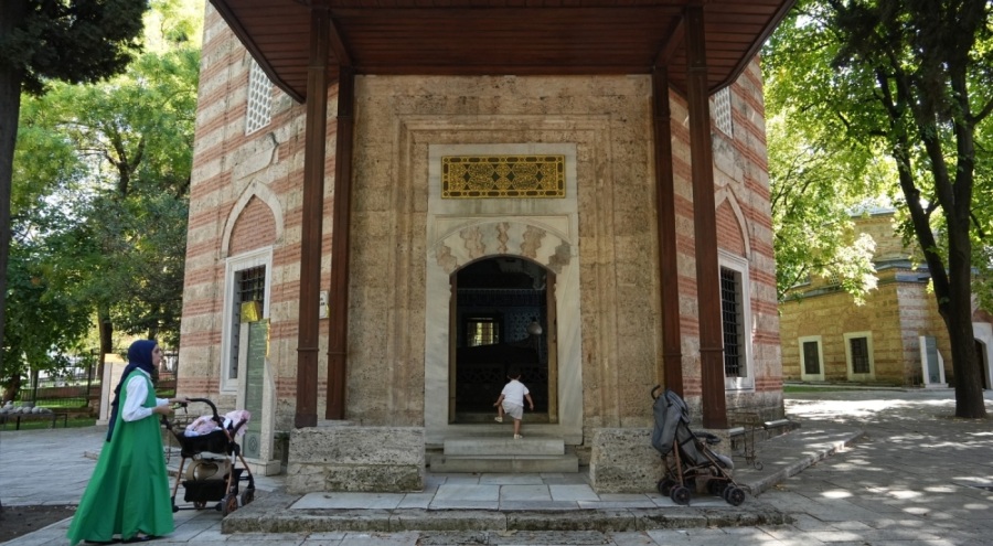Şehzade Mustafa'nın Bursa'daki türbesindeki çiniler 15 yıldır bulunamıyor