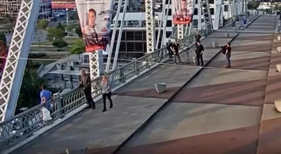 Ünlü şarkıcı Jon Bon Jovi intihar eden bir kadının hayatını kurtardı