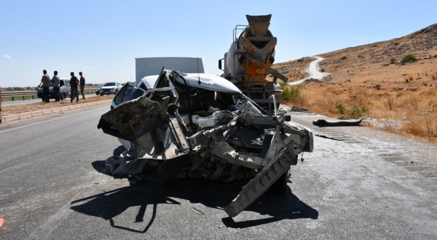 Beton mikseri otomobile çarpıp sürükledi: 2 ölü