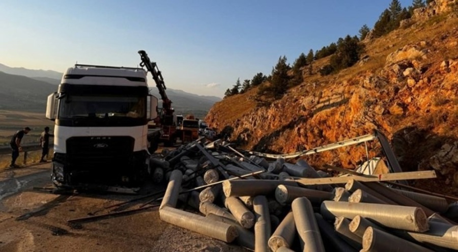 Kumaş yüklü tır devrildi