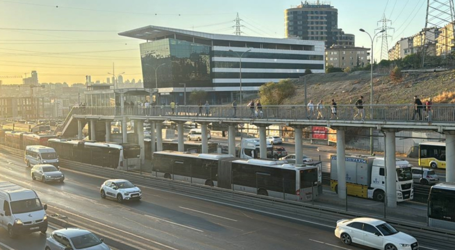 Metrobüsün lastiği patladı, seferler aksadı
