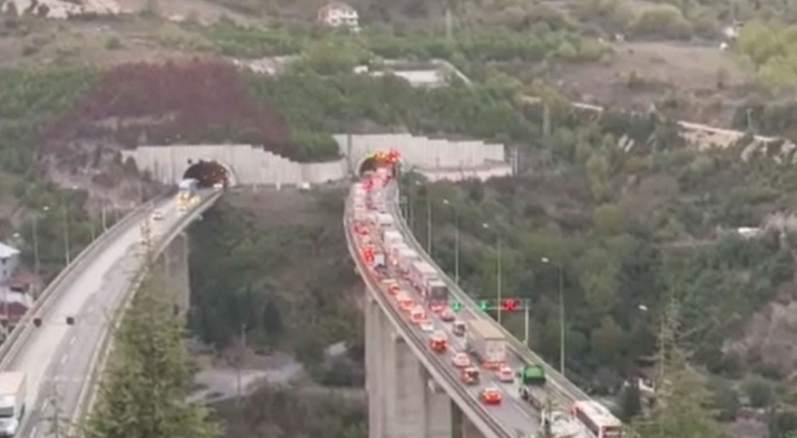 3 tır birbirine girdi! Kilometrelerce araç kuyruğu oluştu