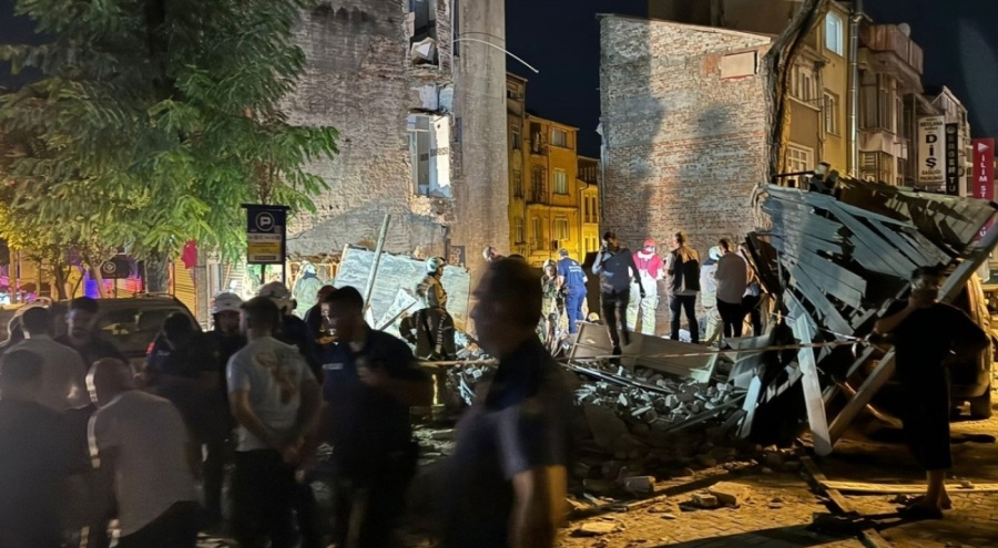 Fatih'te 3 katlı bina çöktü
