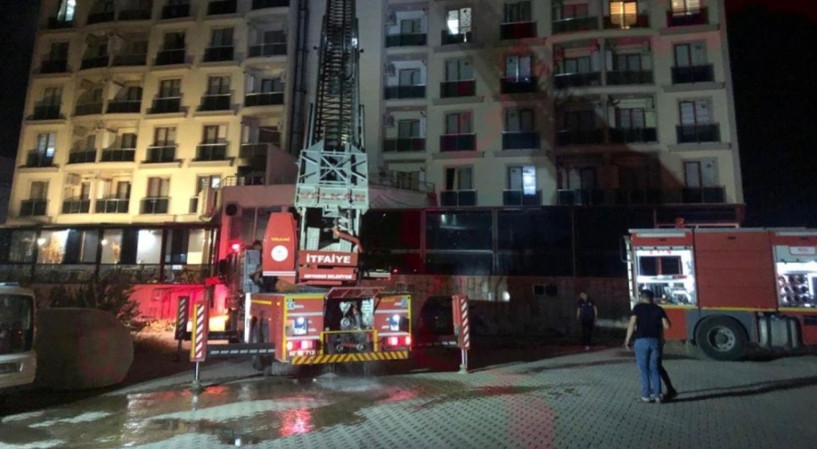 7 katlı binada çıkan yangın paniğe neden oldu