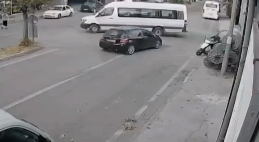 Bursa'da kaza yapmamak için manevra yapan araç kaldırıma çıktı!