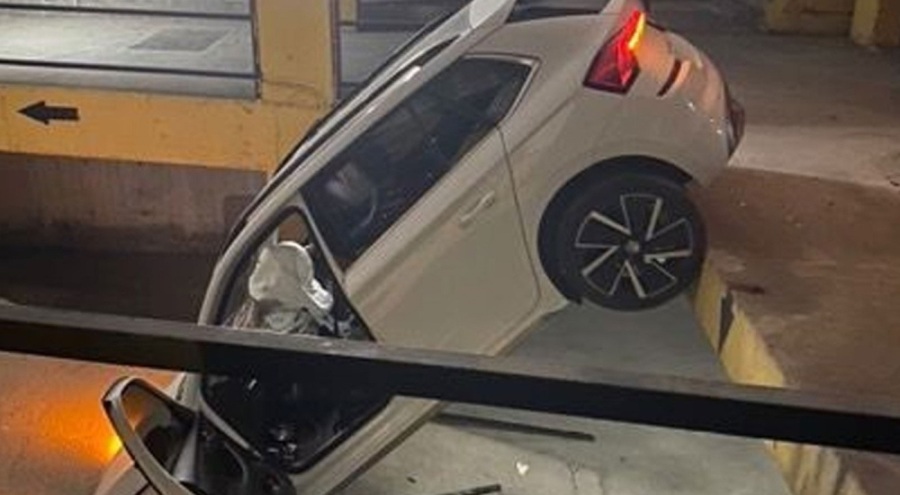 Fren yerine gaza basan sürücü otoparkın 2'inci katından düştü