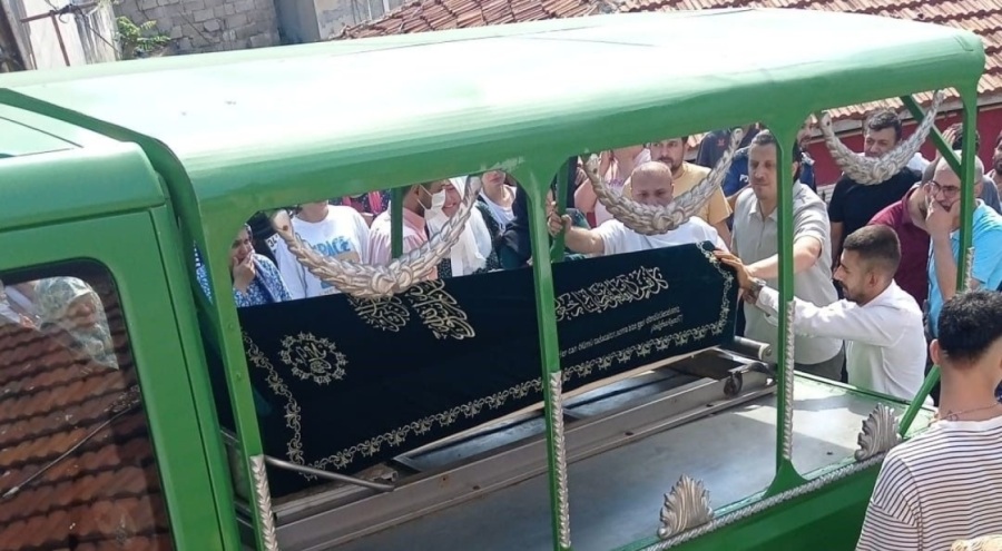 Annesini öldürüp iki gün cesediyle yaşadı