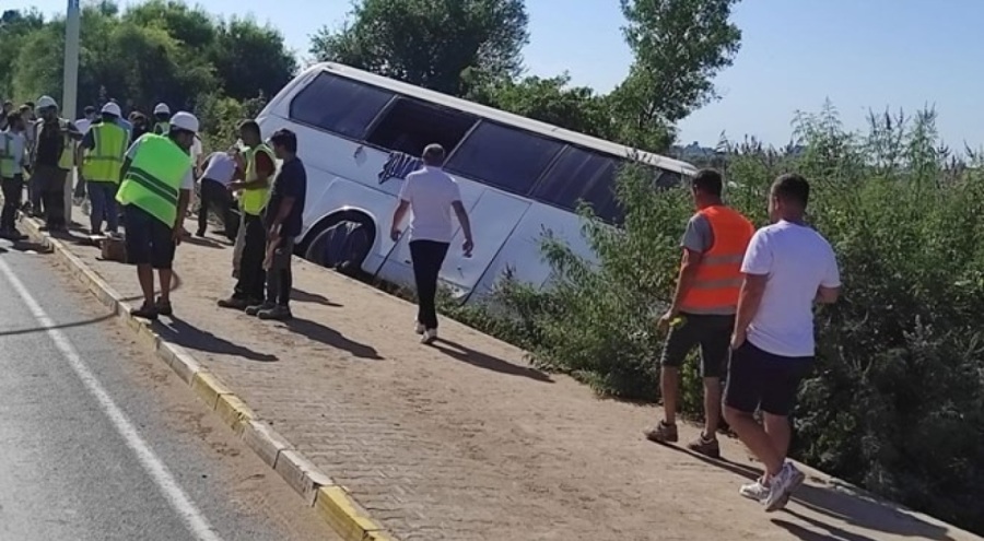 Servis otobüsü kaza yaptı: Yaralılar var