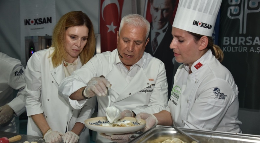 Gastronomi Festivali'nde 'Bursa süt helvası' rekor denemesi! Başkan Bozbey mutfakta