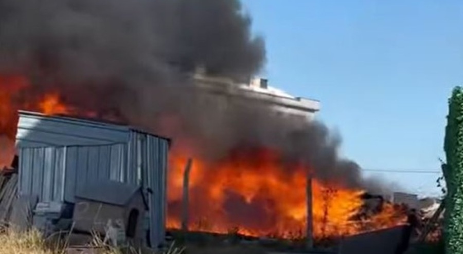 Otluk alanda çıkan yangın depoya sıçradı