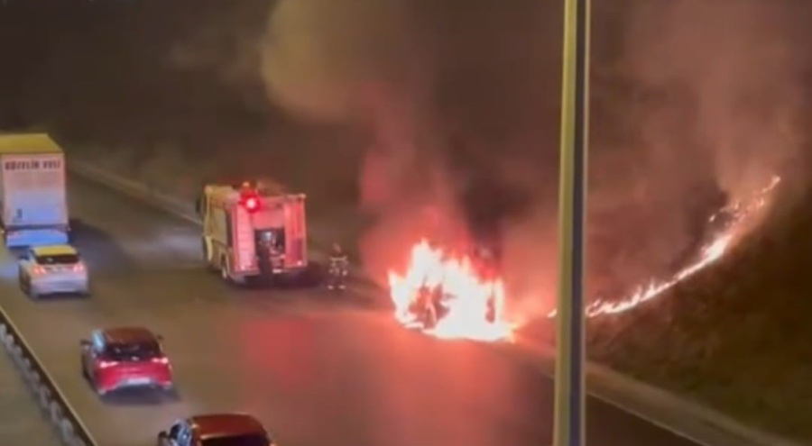 Seyir halindeki araç alev topuna döndü