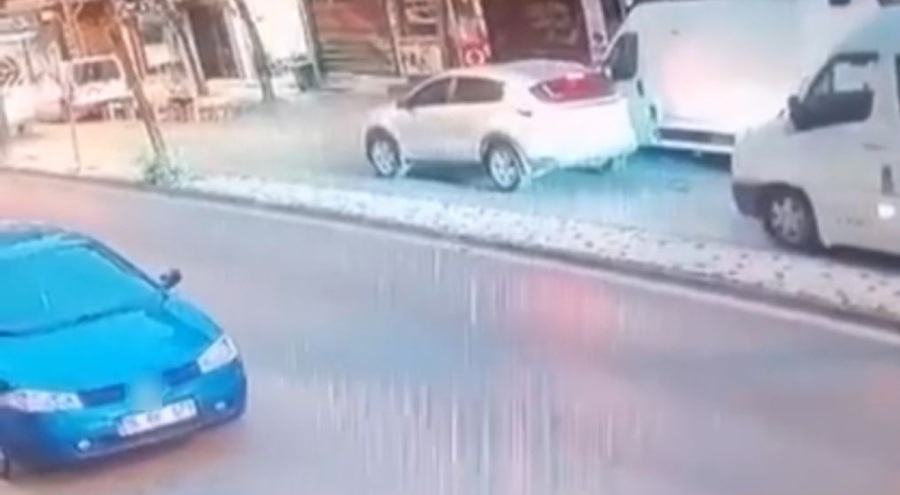 Bursa'da park halindeki araca çarptı, hiçbir şey olamamış gibi kaçtı!