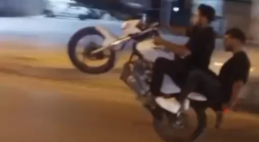 Bursa'da motorlu gençlerin tehlikeli yolcuğu!