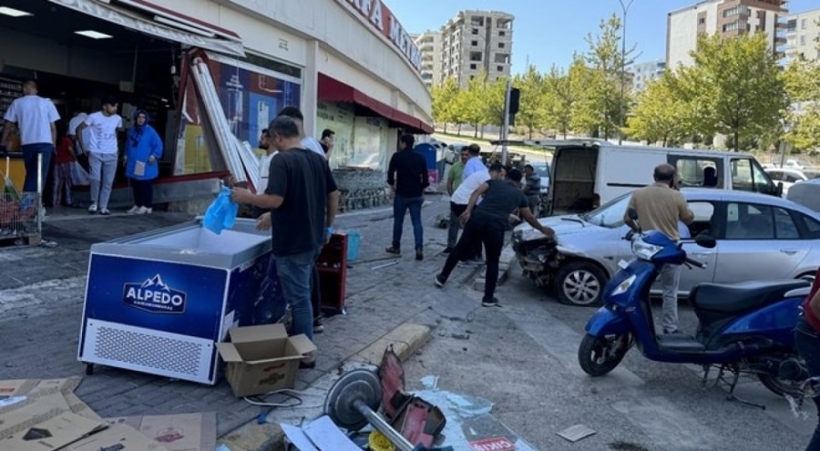 Kontrolden çıkan otomobil markete girdi