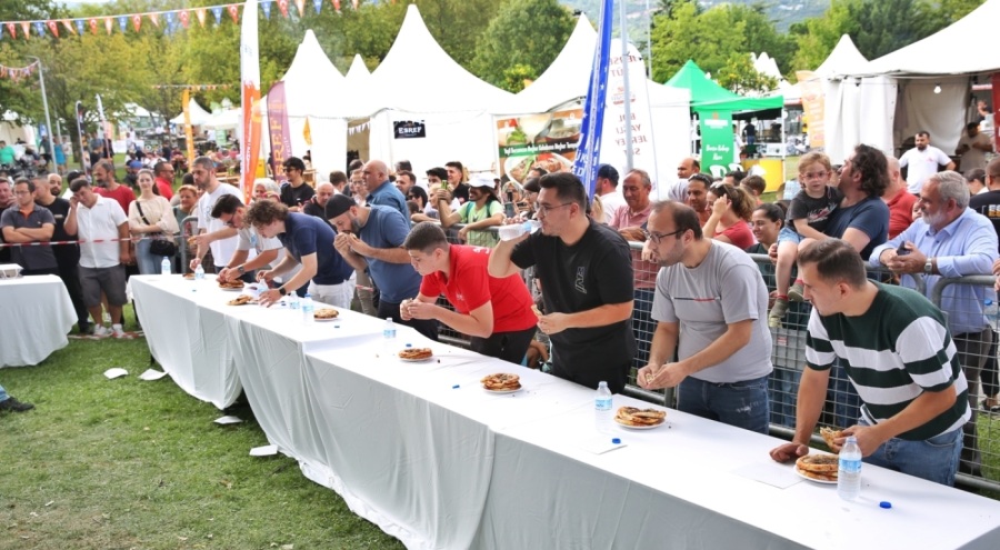 Bursa'da en çok yiyenlerin kazandığı festival! 16 dakikada 8 cantık yedi