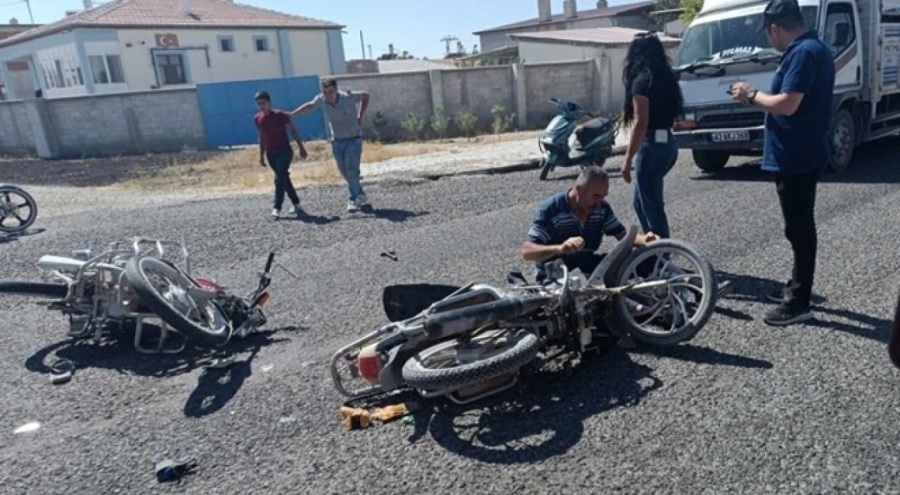 İki motosiklet çarpıştı: 3 yaralı