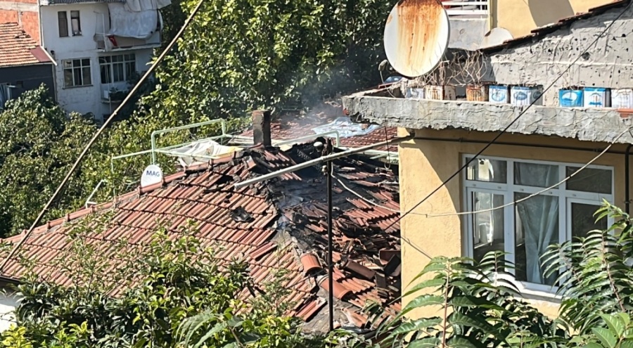 Binanın çatısında çıkan yangın korkuttu