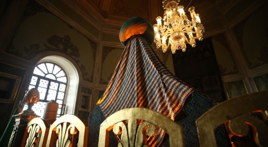 Bursa'da Emir Sultan Türbesi'nin yenilenen sanduka örtüsü yerine serildi