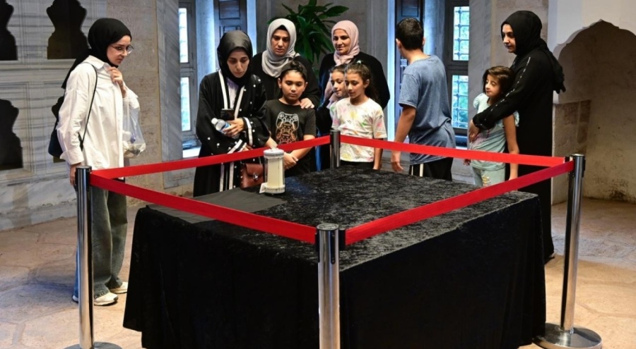 İstanbul'da Sakal-ı Şerif ziyarete açıldı