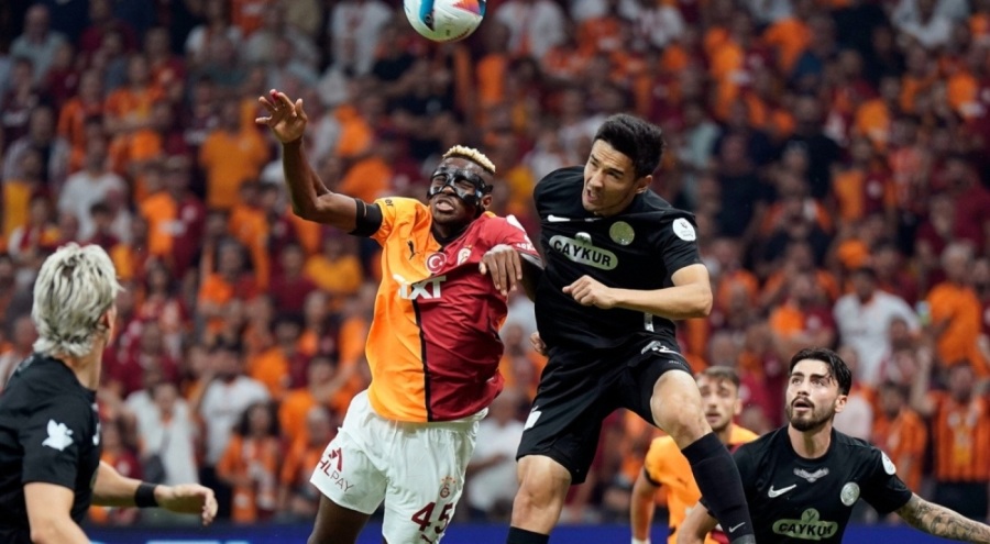 Osimhen ile çarpışan Alikulov, hastaneye kaldırıldı