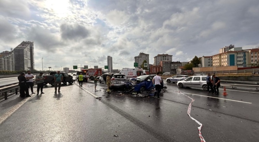 TEM'de 8 araç birbirine girdi: 2 ölü, 4 yaralı