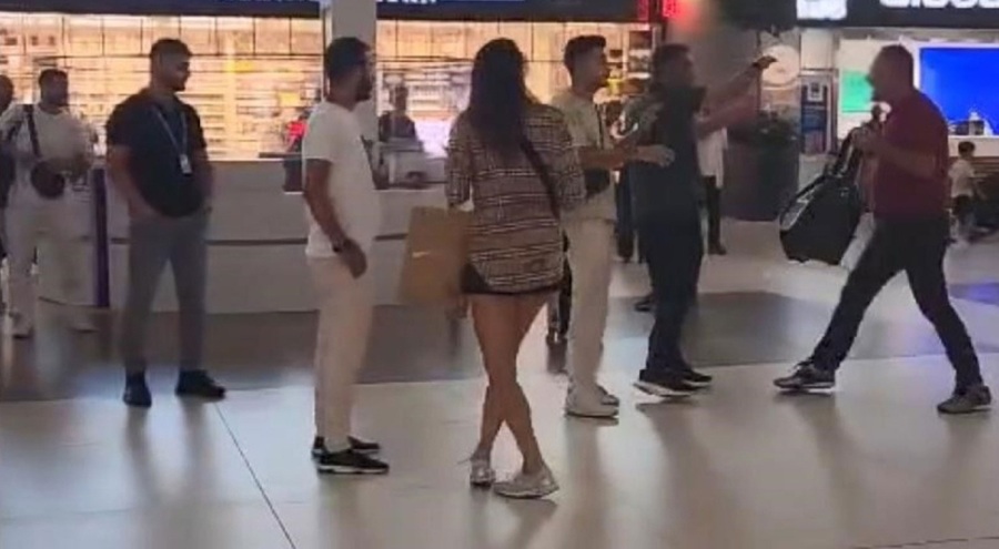 Eski eşini gördü, havalimanında ortalığı birbirine kattı
