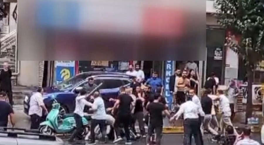 Sopalı bıçaklı park yeri kavgası!