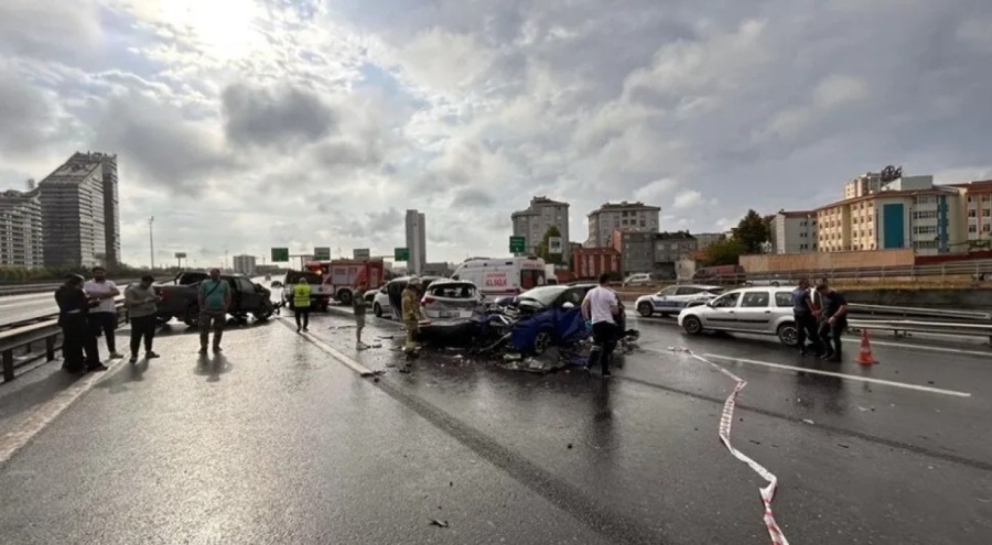 TEM'de 6 araç birbirine girdi: 2 ölü, 1'i ağır 5 yaralı