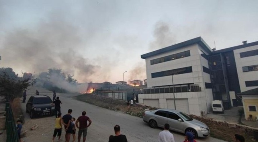 Yangın korkuttu! Mahalleli sokağa döküldü