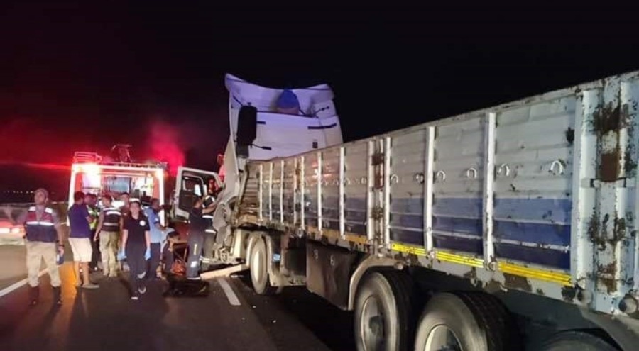 Önündeki TIR'a çarpan TIR'ın sürücü hayatını kaybetti