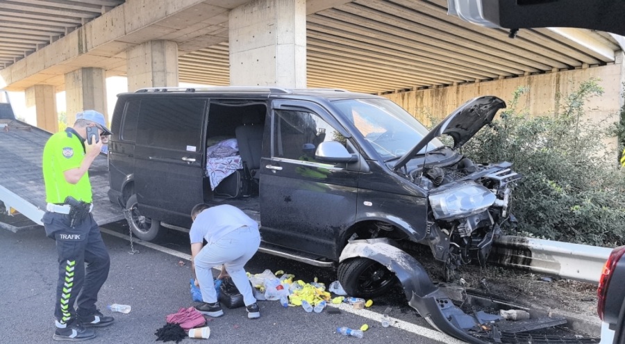 Bursa'da cenazeden dönen ailenin bulunduğu minibüs bariyerlere saplandı
