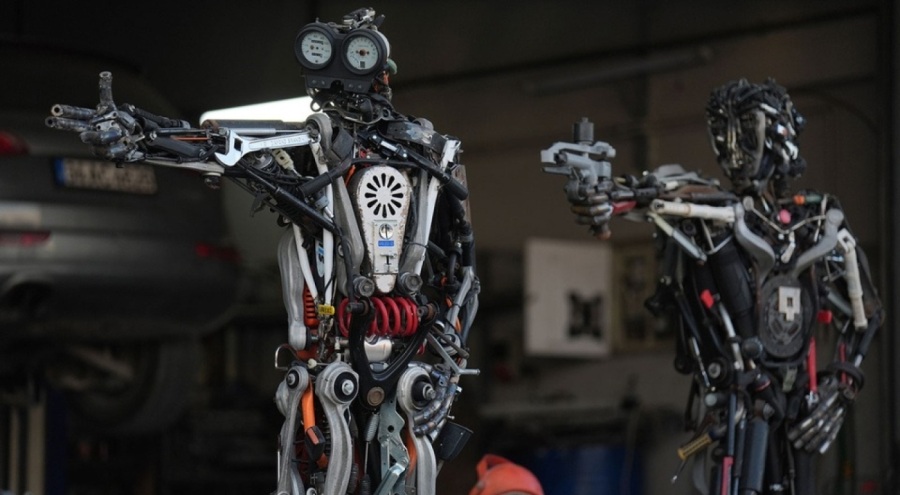 Düzceli motor ustası araç atıklarından "Yusuf Dikeç duruşlu" maket robot yaptı