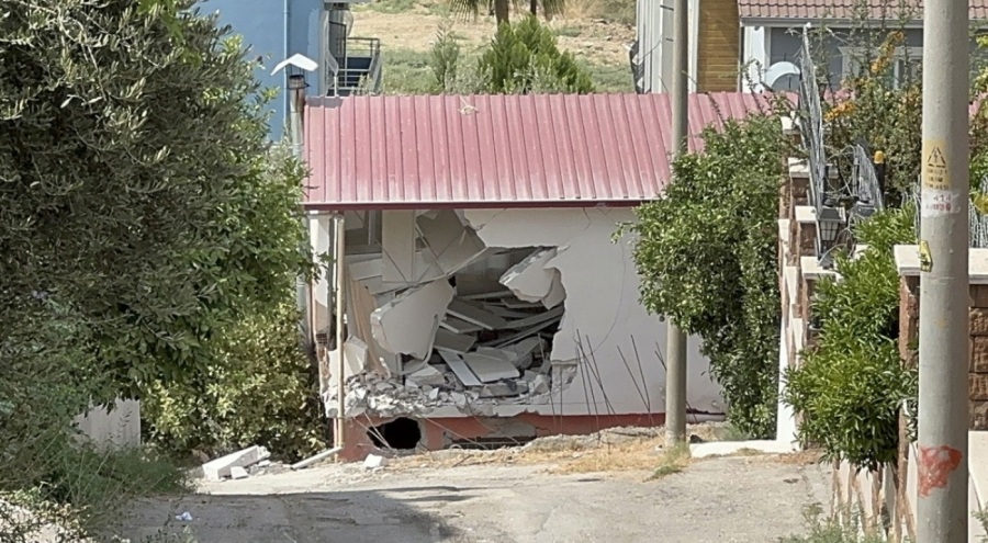 Çöp kamyonu mutfağa daldı: 1 yaralı