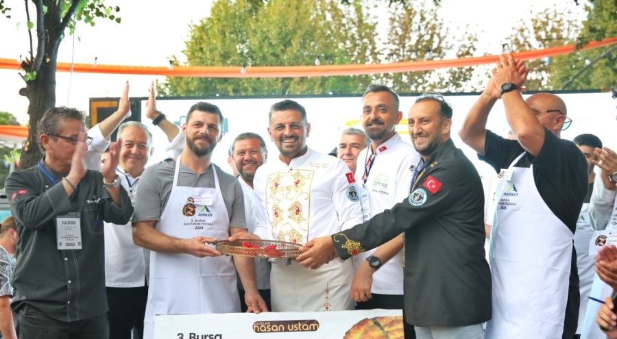 Bursa'da 5 dakikada 15 metre börek yedi: 5 gram altın kazandı