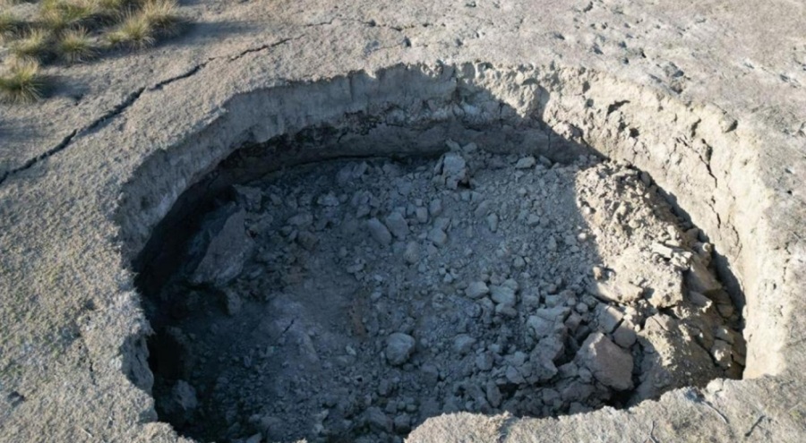 Afyonkarahisar'da merada 4 metrelik obruk oluştu