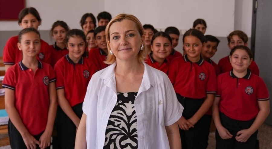 Depremzede öğretmen öğrencilerine kavuştu