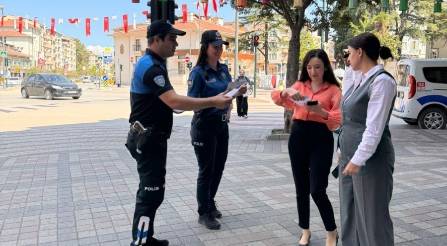 İnegöl'de İlçe Emniyet Müdürlüğü ekiplerinden vatandaşları bilgilendirme çalışması