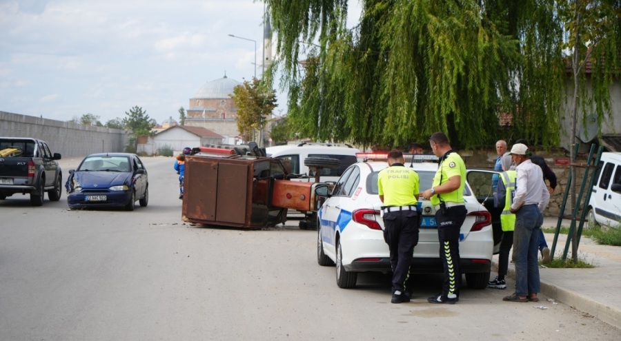 Otomobil ie çarpışan traktör yan yattı