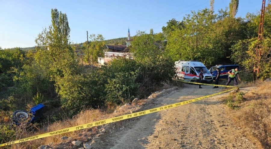 Şarampole devrilen traktörün sürücüsü feci şekilde yaşamını yitirdi