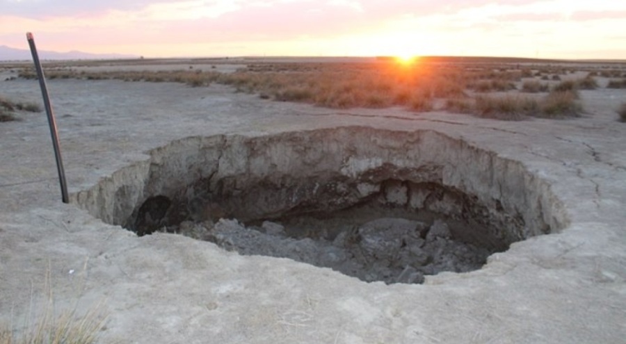Afyonkarahisar'da 10 metrelik obruk oluştu