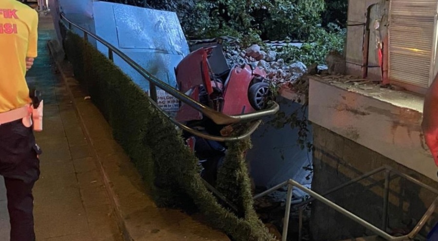 Kontrolden çıkan araç bankanın merdiven boşluğuna uçtu